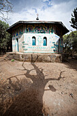 Nordäthiopische Kirche im traditionellen Stil mit kunstvoll bemalten Wänden, Äthiopien