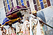 Priester führen Kopien der Tabot (Steintafeln) während Timkat (Epiphanie) vor der Kirche Unserer Lieben Frau Maria von Zion vor, Axum, Tigray, Äthiopien