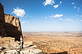 Touristisches Trekking in der beeindruckenden Berglandschaft des Gheralta-Plateaus, Region Tigray, Äthiopien