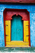 Tür zu einem Kirchengebäude mit bunten Details, Region Tigray, Äthiopien