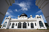 Neu errichtete Moschee ersetzt eine Moschee, die während des Erdbebens und des Tsunamis im Indischen Ozean 2004 zerstört wurde, Provinz Aceh, Sumatra, Indonesien