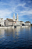 Limmat und Großmünsterkirche in der Ferne, Stadt Zürich, Zürich, Schweiz