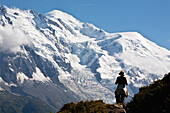 Sommerwanderung über dem Chamonix-Mont-Blanc-Tal, mit dem Mont-Blanc-Massiv im Hintergrund, Frankreich