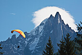 Gleitschirmflieger über dem Chamonix-Mont-Blanc-Tal, Frankreich