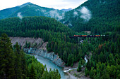 Zug überquert eine Brücke im Walton-Gebiet des Glacier National Park,Montana,USA,Montana,Vereinigte Staaten von Amerika