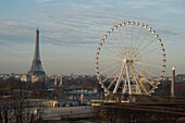 Riesenrad und Eiffelturm zieren die Skyline in der Pariser Innenstadt,Frankreich,Paris,Frankreich