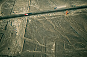 Die Panamericana-Autobahn durchschneidet die Geoglyphen der Nazca-Linien in der Nazca-Wüste in Peru,Peru