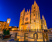 Kathedrale von Leon (Catedral de Léon), mit dem touristischen Straßenschild der Stadt Leon auf dem Regla-Platz in der Dämmerung, Leon, Provinz Leon, Spanien