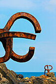 Bronzeskulpturen, Kamm des Windes von Eduardo Chillida, am felsigen Ufer des Seebades San Sebastian im Baskenland, San Sebastian, Provinz Gipuzkoa, Spanien