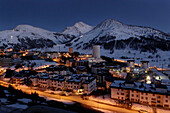 Abendansicht des schneebedeckten Ferienortes Sestriere, Italien, Sestriere, Italien