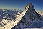 Blick auf das berühmte Matterhorn und die umliegenden Berge in den Alpen, Zermatt, Schweiz