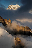 Der Mont Blanc erhebt sich in der Ferne hinter zerklüfteten Gipfeln und Graten,Chamonix,Frankreich