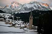 Die Dämmerung fällt auf das ladinische Dorf LaValle in den Dolomiten, Wengen, Italien
