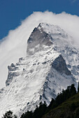 Frische Wolken und Schnee umgeben die Spitze des Matterhorns, Zermatt, Schweiz