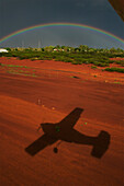 Regenbogen und Schatten eines Flugzeugs in der Kimberley Region von Westaustralien, Halls Creek, Kimberley Region, Westaustralien, Australien