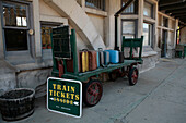 Mit Koffern beladener Wagen an einem Bahnhof, French Lick, Indiana, Vereinigte Staaten von Amerika