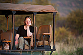 Frau genießt eine Safaritour im Madikwe Game Reserve in Südafrika,Südafrika