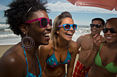 Gruppe von Freunden, die Spaß haben und zusammen am Strand lachen, Virginia Beach, First Landing State Park, Virginia, USA, Virginia Beach, Virginia, Vereinigte Staaten von Amerika