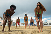 Gruppe von Freunden in Badekleidung und mit Sonnenbrille posieren zusammen am Virginia Beach, First Landing State Park, Virginia, USA, Virginia Beach, Virginia, Vereinigte Staaten von Amerika