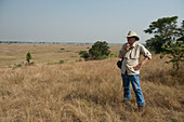 Mann bewundert die Landschaft im Queen Elizabeth National Park, Uganda