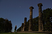Frau betrachtet die Sterne in der Nähe historischer Säulen im Pioneers Park in Lincoln, Nebraska, USA, Lincoln, Nebraska, Vereinigte Staaten von Amerika