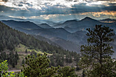 Dramatischer Blick in die Ferne über Reihen von Hügeln nach Westen vom Lookout Mountain Nature Center and Preserve in der Nähe von Golden, Colorado, USA, Colorado, Vereinigte Staaten von Amerika