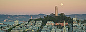 Panorama des Vollmondaufgangs hinter dem Coit Tower auf dem Telegraph Hill, San Francisco, bei Sonnenuntergang, San Francisco, Kalifornien, Vereinigte Staaten von Amerika