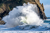 Brechende Wellen gegen die Klippen am Waikiki Beach, Cape Disappointment an der Mündung des Columbia River im Südwesten Washingtons, Ilwaco, Washington, Vereinigte Staaten von Amerika