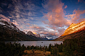 Gletscher umgeben den Saint Mary Lake im Glacier National Park,Montana,USA,Montana,Vereinigte Staaten von Amerika