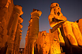 Luxor-Tempel mit antiken Säulen und Skulpturen in Luxor, Ägypten, Luxor, Ägypten