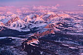 Rosa Licht auf der schneebedeckten Front Range der Rocky Mountains in Montana, USA, Montana, Vereinigte Staaten von Amerika