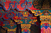 Nahaufnahme der architektonischen Details des Jokhang-Tempels vom Barkhor-Platz aus, Lhasa, Tibet
