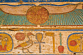 Detail an einer Wand in Medinet Habu, Luxor, Ägypten