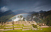 Zwei Regenbögen bilden sich über den Ruinen von Machu Picchu, Peru