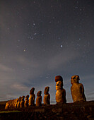 Moai stehen nachts beleuchtet unter einem Himmel voller Sterne auf der Osterinsel bei Tongariki, Chile, Osterinsel, Isla de Pascua, Chile