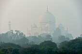 Taj Mahal an einem nebligen Tag, Agra, Indien