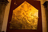 Inka-Goldplatte mit einem Diagramm der wichtigsten Elemente der Inka-Religion im Sonnentempel, Coricancha-Museum, Cuzco, Peru