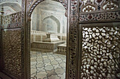 Grabmal von Mumtaz Mahal in der Grabkammer des Taj Mahal, Agra, Indien