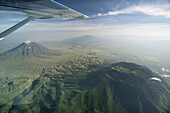 Mount Meru und Longido Volcano in Tansania, vom Flugzeug aus gesehen, Tansania