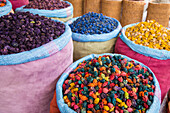 Buntes Potpourri auf dem Markt in Marrakesch, Marokko, Marrakesch, Marokko