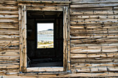 Blick durch eine Tür einer verlassenen mährischen Mission, Hebron, Neufundland und Labrador, Kanada