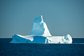 Denkmalartiger Eisberg in der Labradorsee, Neufundland und Labrador, Kanada