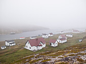 Verstreute Häuser am Fischerei-Außenposten von Battle Harbour an der Atlantikküste Kanadas, Battle Harbour, Neufundland und Labrador, Kanada