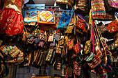 Hängende Taschen in vielen Größen, Formen und Farben auf einem lokalen Markt, Muscat, Oman