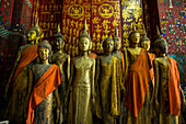 Bronzestatuen im Inneren des Klosters Wat Xieng Thong, Luang Prabang, Laos