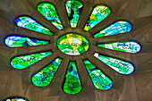 Teil einer Fensterrose in der Kathedrale Sagrada Familia, Barcelona, Spanien