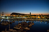 Blick auf einen Teil des Hafens von Barcelona und die Stadt dahinter, Barcelona, Spanien