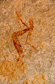 Menschliche Figur, die sich beugt und streckt, dargestellt auf einer Felswand, Teil der Bradshaw Rock Paintings Sammlung prähistorischer australischer Kunst, Kimberley, Westaustralien, Australien