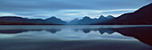 Malerischer Blick auf silhouettierte Berge und Spiegelungen im ruhigen Wasser zur blauen Stunde, Vereinigte Staaten von Amerika