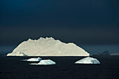Eisberge an der Westseite der antarktischen Halbinsel, Antarktis